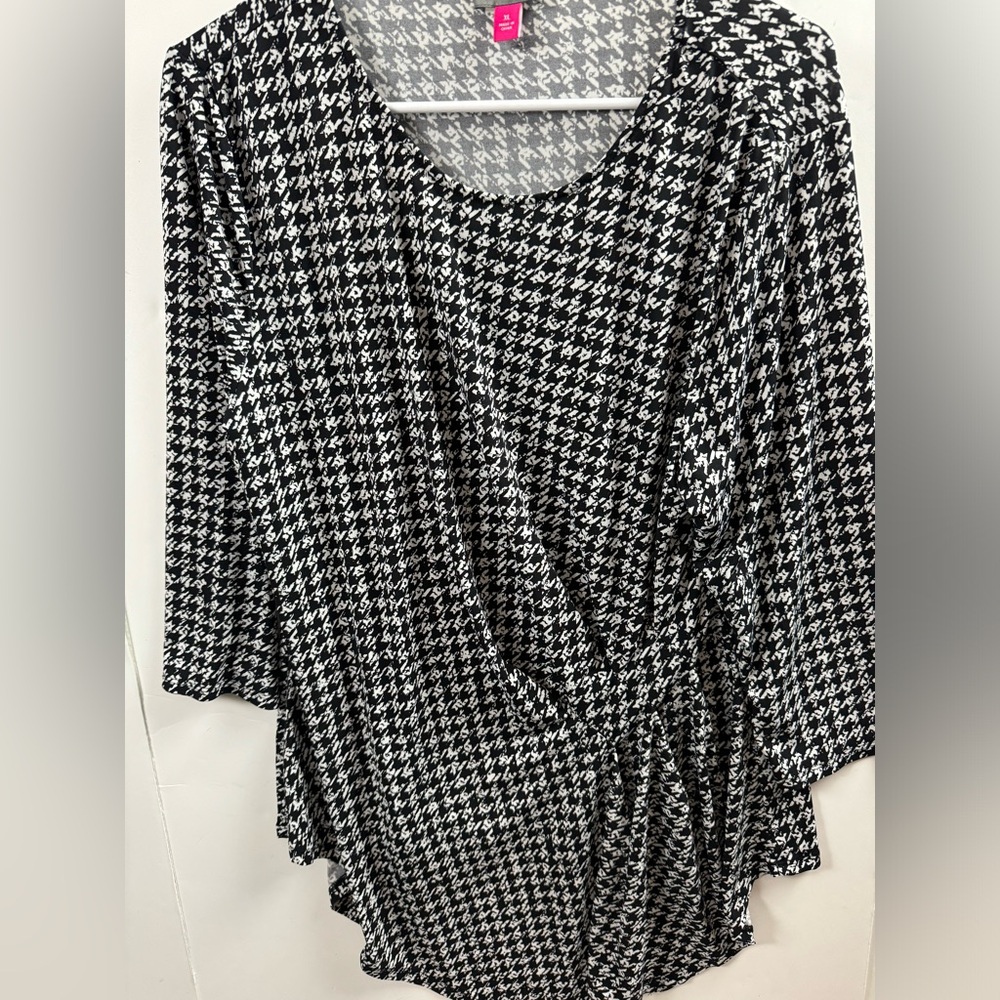 Vince Camuto houndstooth blouse . Size XL